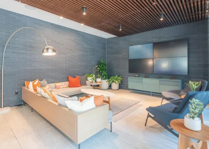 Apartment Bright And Sleek 1br Parking Workspace